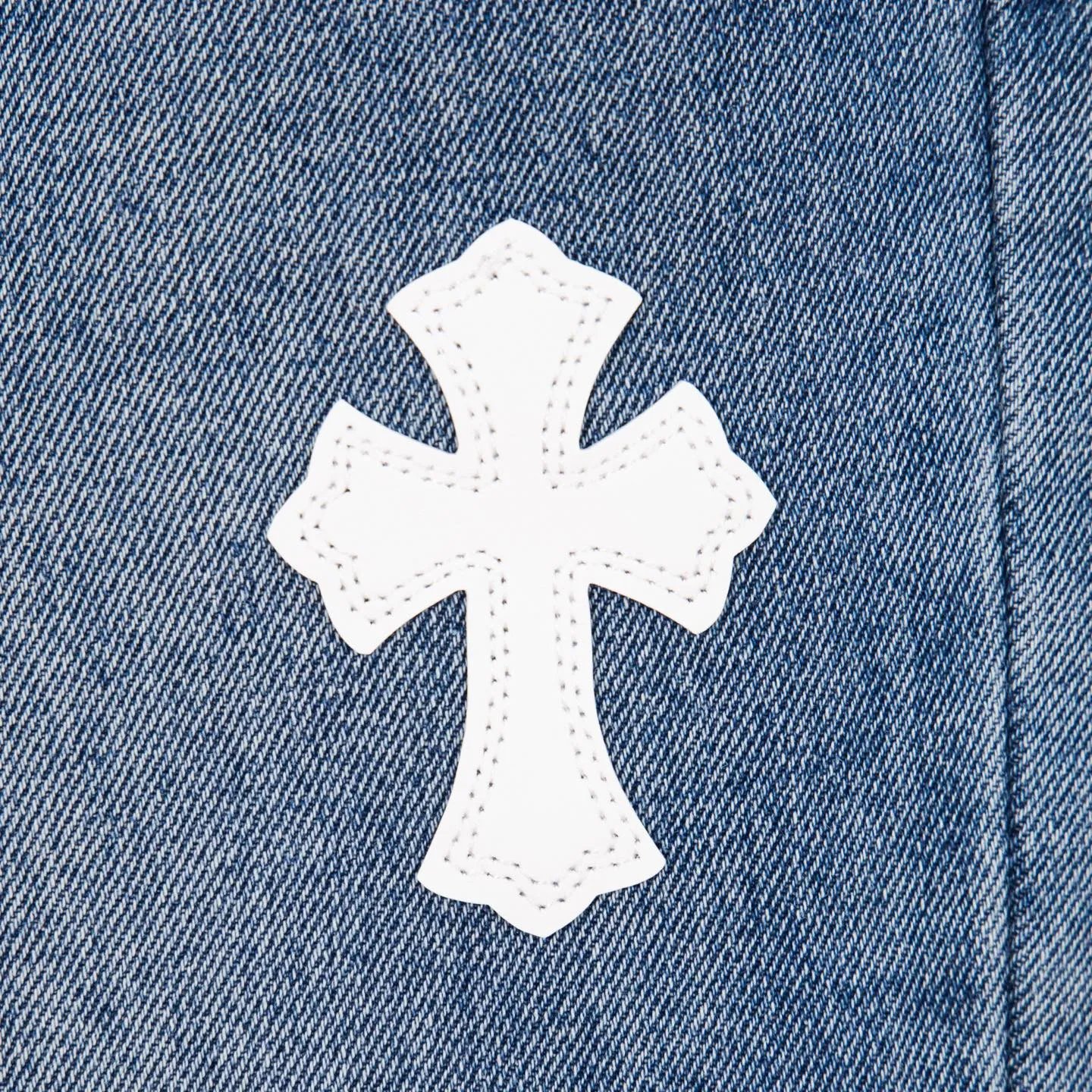 P210 Chrome Hearts jeans, blue and white leather. As we all know, chromehearts jeans use vintage Levis jeans as the base for creation. They usually add their own unique silver buckles and silver ornaments, plus leather embellishments. This is what doubles the value of these vintage jeans. Because the base is vintage jeans, the jeans themselves have become very soft and comfortable after years of baptism. This can be distinguished from ordinary jeans. Regarding the size, you should also refer to the pants data. Style number: 1780# Size: 28 30 32 34 36